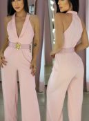 macacão macacão sofisticado com decote profundo que valoriza o colo com charme, aliado ao caimento reto que alonga a silhueta. possui modelagem moderna com gola estruturada e cinto trabalhado que destaca a cintura com elegância. o tecido leve garante conforto e